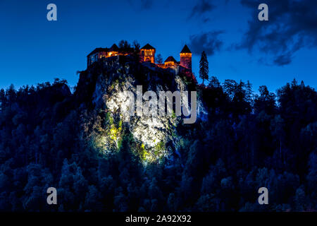 Le Château de Bled reflète dans le lac de Bled, en Slovénie, en Europe. Banque D'Images