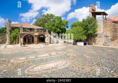 ALTOS DE CHAVON, RÉPUBLIQUE DOMINICAINE - le 28 juin 2019 : Architecture de l'ancienne re-créé de style méditerranéen du xvie siècle, La Romana village Banque D'Images