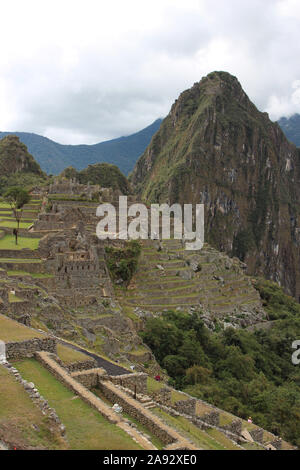 Une vue du haut vers le bas d'une section de Machu Picchu y compris la zone du prisonnier, la Zone Industrielle et de terrasses de culture au Pérou Banque D'Images