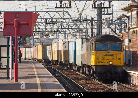 Un certain nombre de locomotives diesel de la classe 57 57001 un travail chargé freightliner en passant par la gare de Stratford dans l'Est de Londres. Banque D'Images