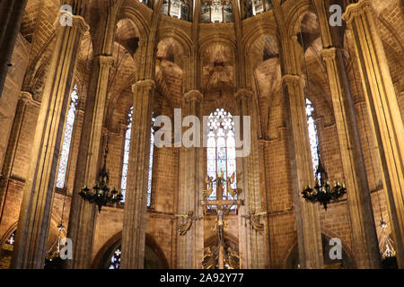 La Cathédrale de Barcelone, riche en typique style gothique avec des fenêtres en verre élégant partout et la conception détaillée Banque D'Images