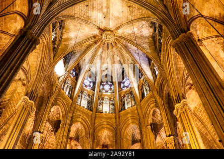 La magnifique coupole de la cathédrale de Barcelone, riche en typique style gothique avec des fenêtres en verre élégant partout et la conception détaillée Banque D'Images