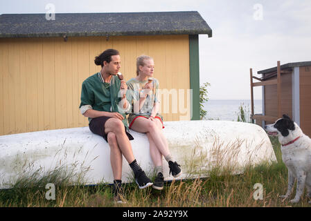 Jeune couple eating ice-cream Banque D'Images