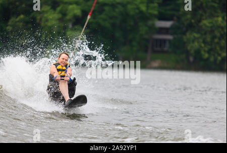 Femme avec une jambe de ski nautique Banque D'Images