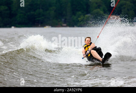 Femme avec une jambe de ski nautique Banque D'Images