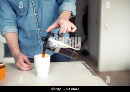 Man pouring coffee à partir de la presse française Banque D'Images