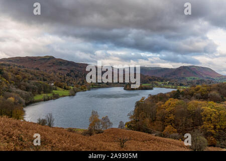 Vue de dessus du lac à Grasmere à partir de l'un des chemins à travers les collines plus élevées dans le district du lac en automne. Banque D'Images