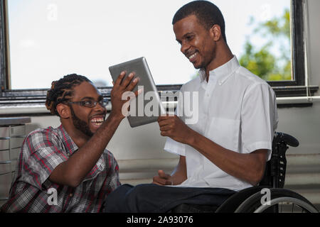 Deux étudiants qui avaient une méningite spinale en regardant les données sur une tablette Banque D'Images