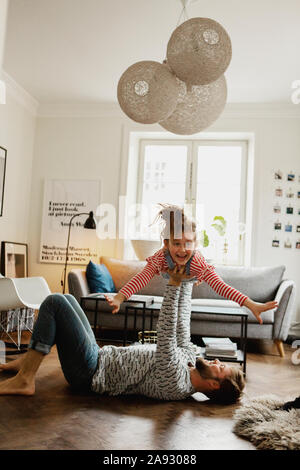 Père jouant avec fille Banque D'Images Père jouant avec fille Banque D'Images