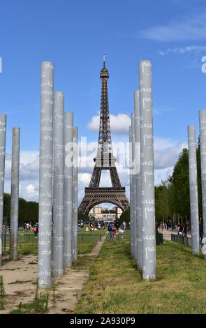 Tour Eiffel à partir de Mur por la paix (conçu par Clara Halter et Jean-Michel Wilmotte) sur le Champ de Mars. Paris, France. 13 août 2019. Banque D'Images