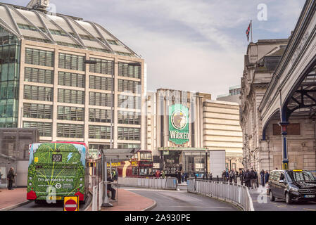 Vue de l'extrémité ouest Apollo Victoria Theatre publicité la comédie musicale à succès, à l'extérieur de méchants production Londres malgré la gare Victoria. Banque D'Images