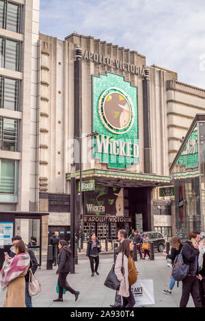 Vue de l'extrémité ouest's Apollo Victoria Theatre, Londres (en face de la gare de Victoria) publicité hit musical production méchants. Banque D'Images