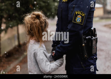 Police woman hugging daughter Banque D'Images