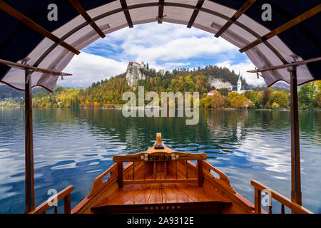 Un bateau d'excursion ossature bois Château de Bled reflète dans le lac de Bled, en Slovénie, en Europe. Banque D'Images