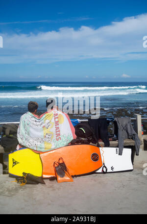 Les surfeurs et bodyboardeurs vague à regarder. Surfer face à la mer. Banque D'Images