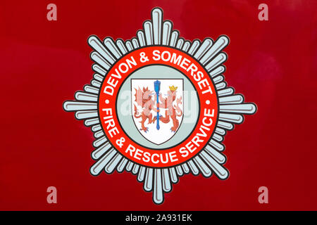 Devon, UK - 1er août 2019 : un gros plan sur le logo de la Devon et Somerset Fire and Rescue Service, représenté sur un camion de pompiers dans le comté de Devo Banque D'Images