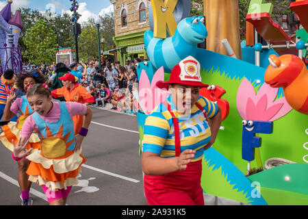 Orlando, Floride, 09 novembre 2019. Danseur dans Sesame Street Parade Party at Seaworld Banque D'Images