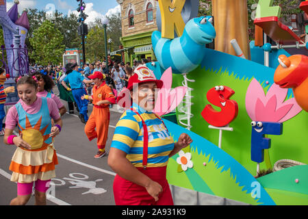 Orlando, Floride, 09 novembre 2019. Danseur dans Sesame Street Parade Party at Seaworld Banque D'Images