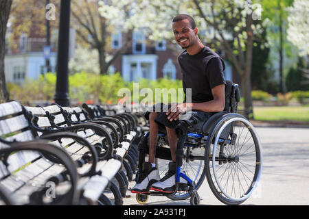 Homme en fauteuil roulant qui avait une méningite spinale près de lui un banc de parc Banque D'Images