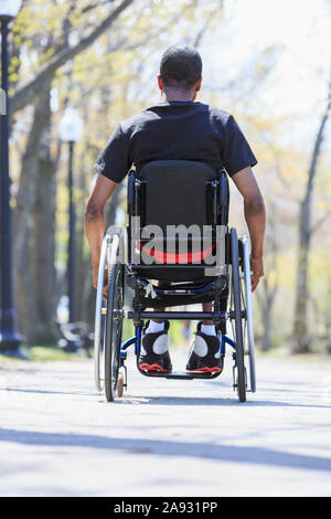 Homme en fauteuil roulant qui avait une méningite spinale Banque D'Images