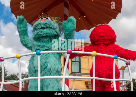 Orlando, Floride, 09 novembre 2019. Rosita et Elmoin Sesame Street Parade Party at Seaworld Banque D'Images