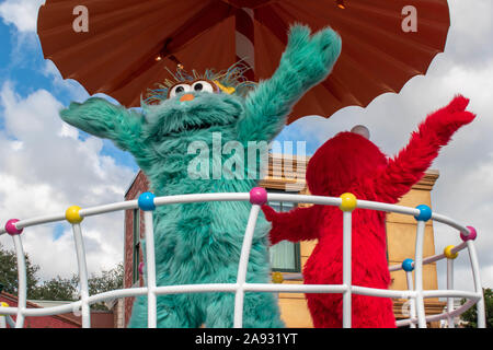 Orlando, Floride, 09 novembre 2019. Rosita et Elmoin Sesame Street Parade Party at Seaworld Banque D'Images