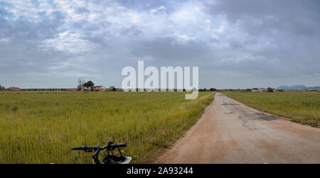 Paysage rural typique de Majorque pendant un jour de tempête, dans laquelle vous pouvez voir le guidon d'un vélo avec un casque attaché à lui Banque D'Images