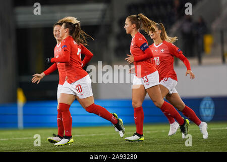 SCHAFFHAUSEN, SUISSE - Le 12 novembre : Ramona Bachmann de la Suisse et ses coéquipiers fêter son but pendant l'UEFA Euro Women's football match qualificatif entre la Suisse et la Roumanie à la Lipo Park le 12 novembre 2019 à Schaffhausen, Suisse (photo de Daniela Porcelli/SPP) Banque D'Images