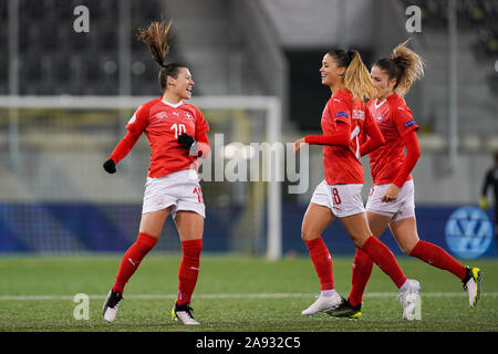 SCHAFFHAUSEN, SUISSE - Le 12 novembre : Ramona Bachmann de la Suisse et ses coéquipiers fêter son but pendant l'UEFA Euro Women's football match qualificatif entre la Suisse et la Roumanie à la Lipo Park le 12 novembre 2019 à Schaffhausen, Suisse (photo de Daniela Porcelli/SPP) Banque D'Images