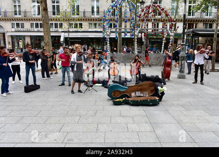 Orchestre à cordes jouant sur la rue à proximité du musée du Louvre en face du Palais Royal. Paris, France. 16 août, 2019. Banque D'Images