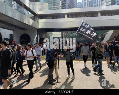 Hong Kong/centrale- 11 novembre 2019 : le manifestant tenir le drapeau ' libérer de Hong Kong, de la révolution de notre temps" dans le centre. après le masque anti droit est lancé, le mouvement de protestation n'a jamais de fin. Banque D'Images