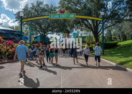 Orlando, Floride. 09 novembre, 2019. Les gens qui entrent dans les terres de Sesame Street at Seaworld Banque D'Images