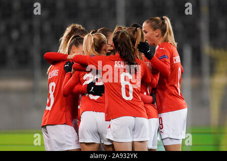 SCHAFFHAUSEN, SUISSE - Le 12 novembre : Ramona Bachmann de la Suisse et ses coéquipiers fêter son but pendant l'UEFA Euro Women's football match qualificatif entre la Suisse et la Roumanie à la Lipo Park le 12 novembre 2019 à Schaffhausen, Suisse (photo de Daniela Porcelli/SPP) Banque D'Images