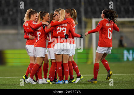 SCHAFFHAUSEN, SUISSE - Le 12 novembre : Ramona Bachmann de la Suisse et ses coéquipiers fêter son but pendant l'UEFA Euro Women's football match qualificatif entre la Suisse et la Roumanie à la Lipo Park le 12 novembre 2019 à Schaffhausen, Suisse (photo de Daniela Porcelli/SPP) Banque D'Images