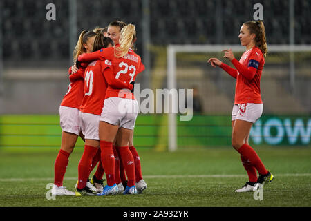 SCHAFFHAUSEN, SUISSE - Le 12 novembre : Ramona Bachmann de la Suisse et ses coéquipiers fêter son but pendant l'UEFA Euro Women's football match qualificatif entre la Suisse et la Roumanie à la Lipo Park le 12 novembre 2019 à Schaffhausen, Suisse (photo de Daniela Porcelli/SPP) Banque D'Images