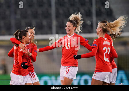 SCHAFFHAUSEN, SUISSE - Le 12 novembre : Ramona Bachmann de la Suisse et ses coéquipiers fêter son but pendant l'UEFA Euro Women's football match qualificatif entre la Suisse et la Roumanie à la Lipo Park le 12 novembre 2019 à Schaffhausen, Suisse (photo de Daniela Porcelli/SPP) Banque D'Images