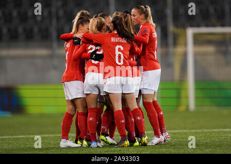 SCHAFFHAUSEN, SUISSE - Le 12 novembre : Ramona Bachmann de la Suisse et ses coéquipiers fêter son but pendant l'UEFA Euro Women's football match qualificatif entre la Suisse et la Roumanie à la Lipo Park le 12 novembre 2019 à Schaffhausen, Suisse (photo de Daniela Porcelli/SPP) Banque D'Images