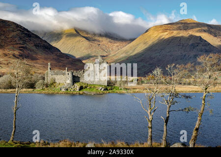 C'est les ruines de château de Kilchurn sur le bord du Loch Awe dans les Highlands écossais Banque D'Images