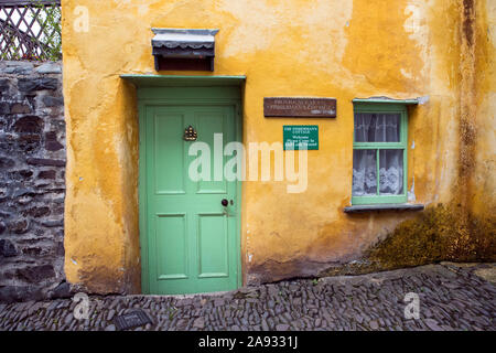 Devon, UK - 2 août 2019 : une vue de l'extérieur de la Providence House - Fishermans Cottage, dans le village de pêcheurs historique de Clovelly en Amérique du Dev Banque D'Images