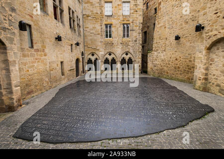 Grande copie de la pierre de Rosette dans une cour à Figeac France Lieu de naissance de l'decipherer de la pierre de Rosette Jean Francois Champollion Banque D'Images