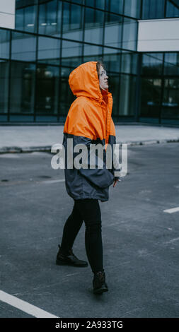 Fille en salopette de protection orange et verres. La pollution de l'air et des risques concept Banque D'Images