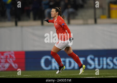 SCHAFFHAUSEN, SUISSE - Le 12 novembre : Ramona Bachmann de Suisse célèbre sa marquant ainsi son support lors de l'Euro UEFA Women's football match qualificatif entre la Suisse et la Roumanie à la Lipo Park le 12 novembre 2019 à Schaffhausen, Suisse (photo de Daniela Porcelli/SPP) Banque D'Images