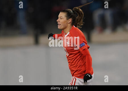 SCHAFFHAUSEN, SUISSE - Le 12 novembre : Ramona Bachmann de Suisse célèbre sa marquant ainsi son support lors de l'Euro UEFA Women's football match qualificatif entre la Suisse et la Roumanie à la Lipo Park le 12 novembre 2019 à Schaffhausen, Suisse (photo de Daniela Porcelli/SPP) Banque D'Images