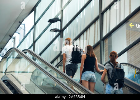 Les gens sur l'escalator Banque D'Images