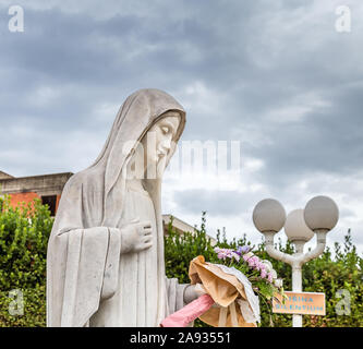 Medjugorje, BOSNIE ET HERZÉGOVINE - 3 NOVEMBRE 2019 : la lumière est d'éclairer la statue de la Vierge Marie Blessd Banque D'Images