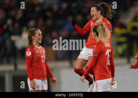 SCHAFFHAUSEN, SUISSE - Le 12 novembre : Ramona Bachmann de Suisse saute à célébrer son but pendant l'UEFA Euro Women's football match qualificatif entre la Suisse et la Roumanie à la Lipo Park le 12 novembre 2019 à Schaffhausen, Suisse (photo de Daniela Porcelli/SPP) Banque D'Images