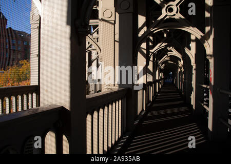 La promenade sur le pont de haut niveau entre Newcastle upon Tyne et Gateshead en Angleterre du Nord-Est, Royaume-Uni Banque D'Images