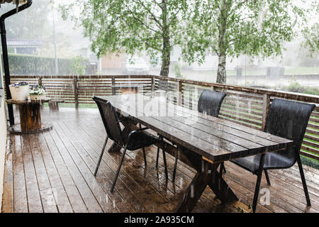 Patio dans la pluie Banque D'Images