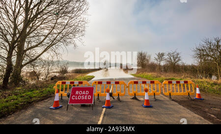 Route fermée en raison d'une inondation. La route vers le pont Eckington au-dessus de la rivière Avon, Worcestershire, Angleterre Banque D'Images