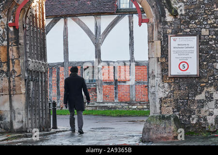 Panneau de bienvenue sur un mur de pierre à l'entrée de l'enceinte de la cathédrale de Winchester, en Angleterre. Banque D'Images